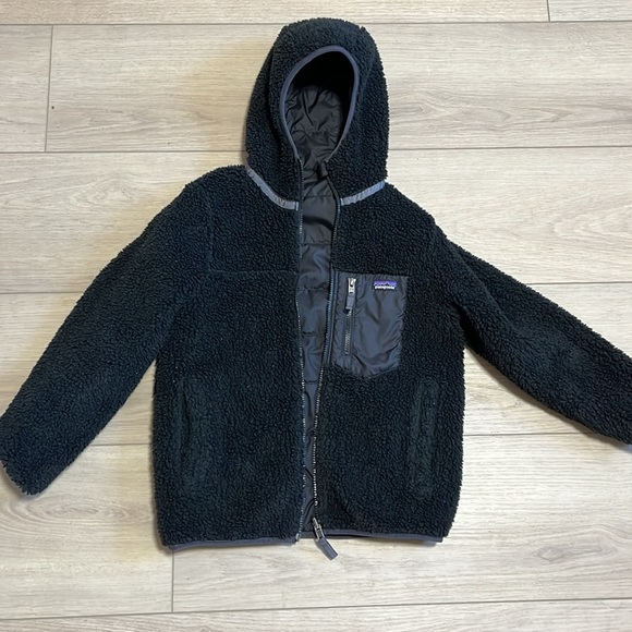 Patagonia child’s reversible black winter coat Sherpa fleece lined medium (10) - Picture 6 of 8